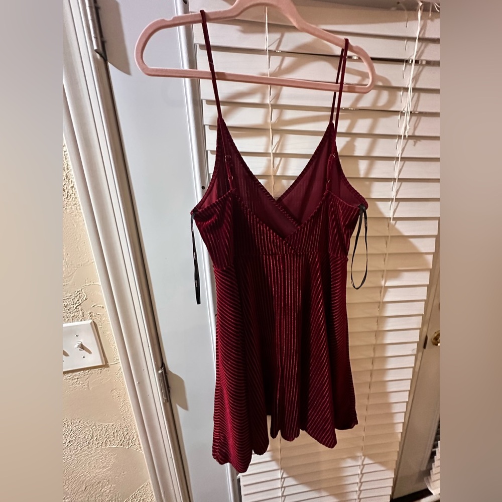 Dresses - Picture 3 of 17